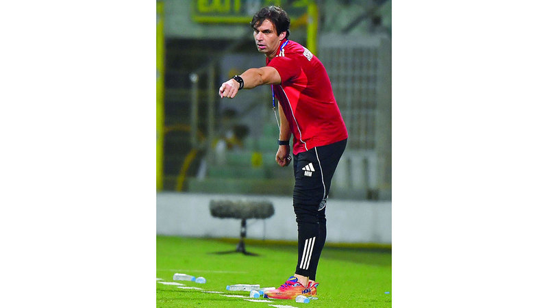 مدرب الشارقة ميلوش على المحك في مواجهة السد. تصوير: إريك أرازاس