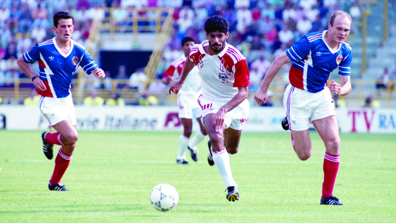 عدنان الطلياني مع المنتخب أمام يوغسلافيا في نهائيات كأس العالم 1990. أرشيفية