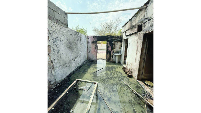 آثار الحريق تغطي الجدران في مدخل المنزل. الإمارات اليوم