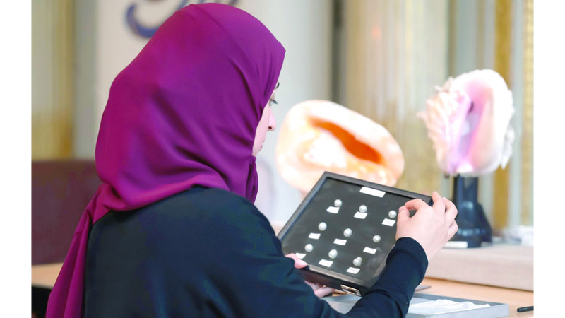 المصممات تلقين تدريبات عملية ودروساً متخصصة في علم الأحجار الكريمة وفنون صياغة المجوهرات. من المصدر