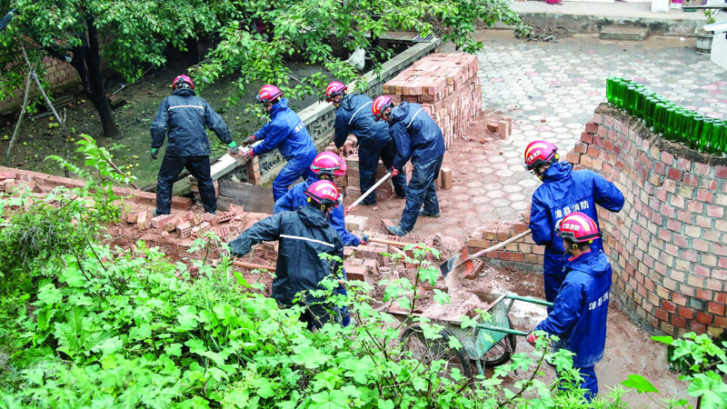 رجال إنقاذ يزيلون ركام أحد المنازل التي دمرها الزلزال. إي.بي.إيه