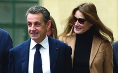 الصورة: كارلا بروني تعبّر بـ «طريقة رمزية» عن استيائها من الحكم على ساركوزي