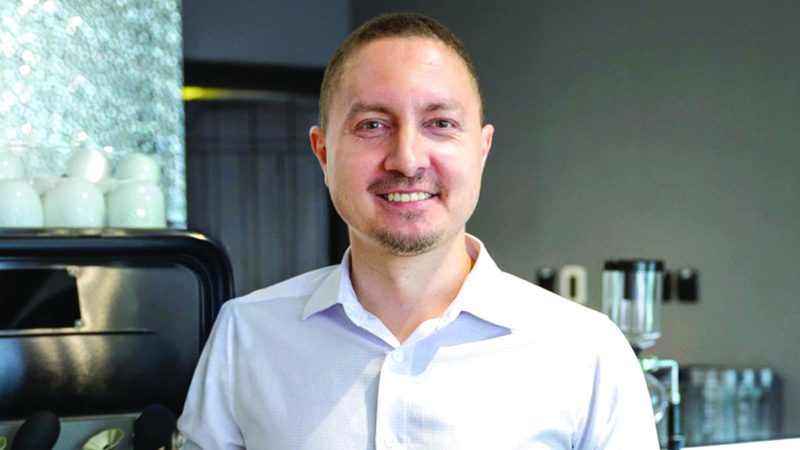 أناتولي غربونوف: سعر الفنجان يثير الاستغراب، لكن من يمتلكون المعرفة الجيدة بأنواع حبوب القهوة سيحرصون على تجربة هذه القهوة، إضافة إلى الباحثين عن التجارب المتفرّدة في دبي.