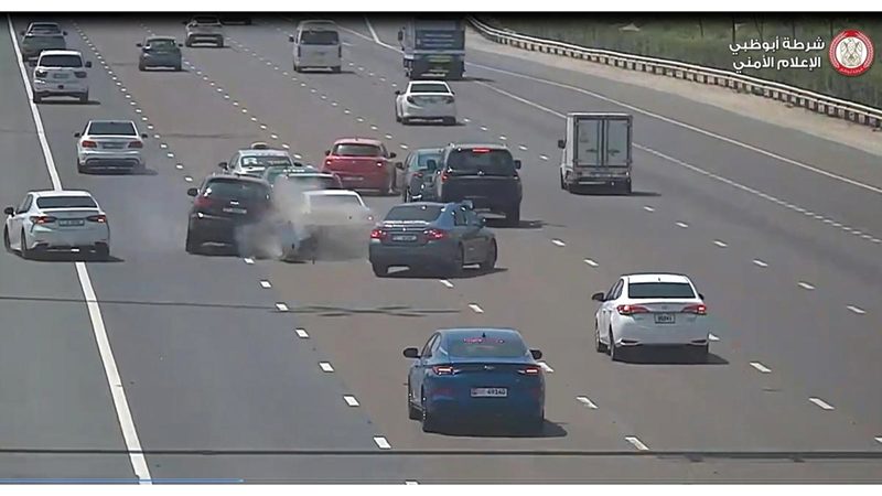 سائق يتوقف في منتصف الطريق ويتسبب في حادث مروري. من المصدر