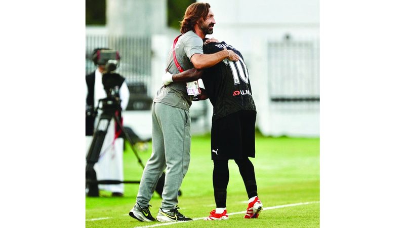 بيرلو يحتفل مع لاعبيه بالفوز الثمين والتأهل بكأس رئيس الدولة. من المصدر