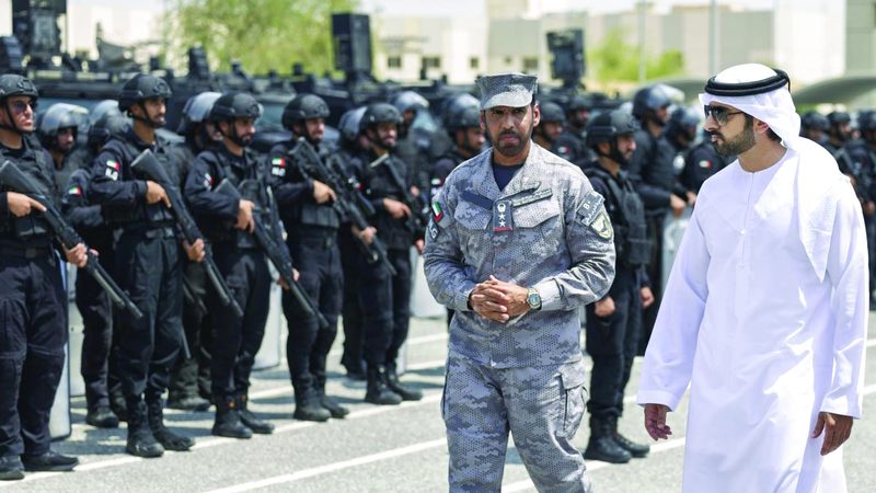 حمدان بن محمد خلال زيارته مقر قيادة الحرس الوطني في أبوظبي. من المصدر