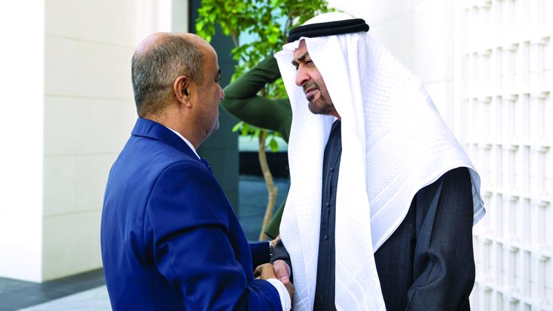 رئيس الدولة خلال استقباله رئيس وزراء اليمن. وام