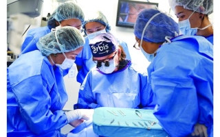 الصورة: مستشفى «العيون الطائر» يحط في مطار آل مكتوم.. ومسؤولوه: دبي مركز رائد للرعاية الصحية