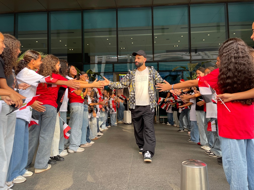 محمد صلاح يحظى باستقبال غير تقليدي في مطار القاهرة (صور)