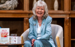 الصورة: بريطانيا.. وفاة جيلي كوبر مؤلفة "رايفلز" و"رايدرز" عن 88 عاما