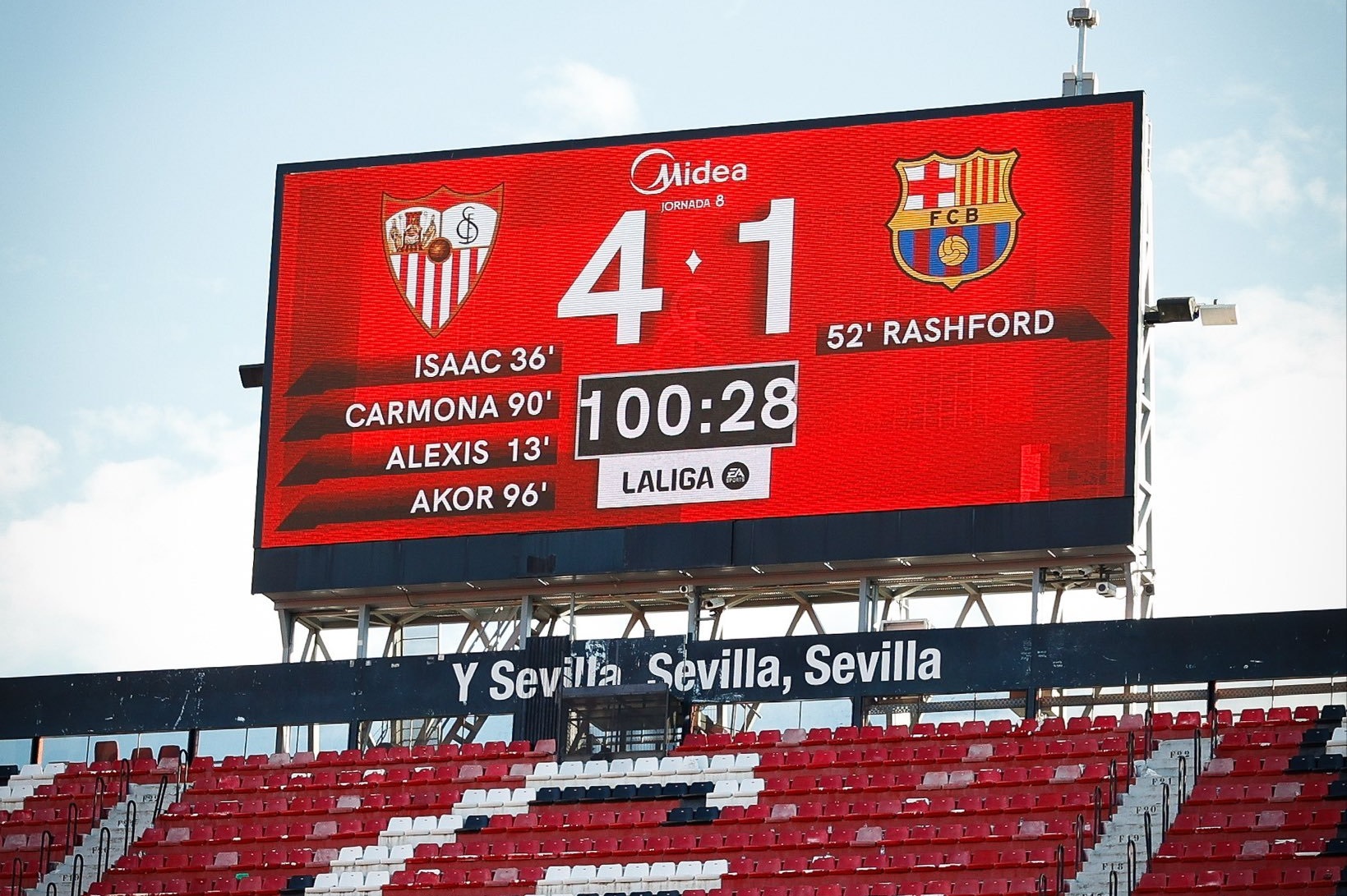 برشلونة يتعرض لسيل «عبارات قاسية» على حسابات اشبيلية.. وجمهور ريال مدريد يحتفل