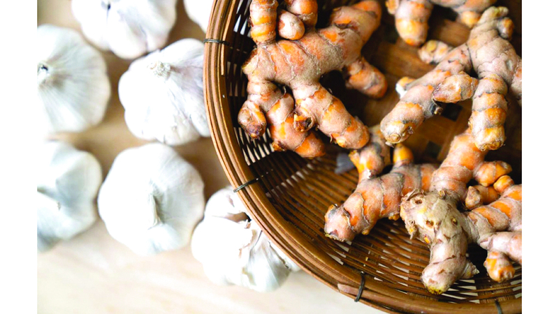 الثوم والزنجبيل من أبرز الأطعمة التي يتم الترويج لقدرتها على الوقاية من بعض الأمراض. أرشيفية