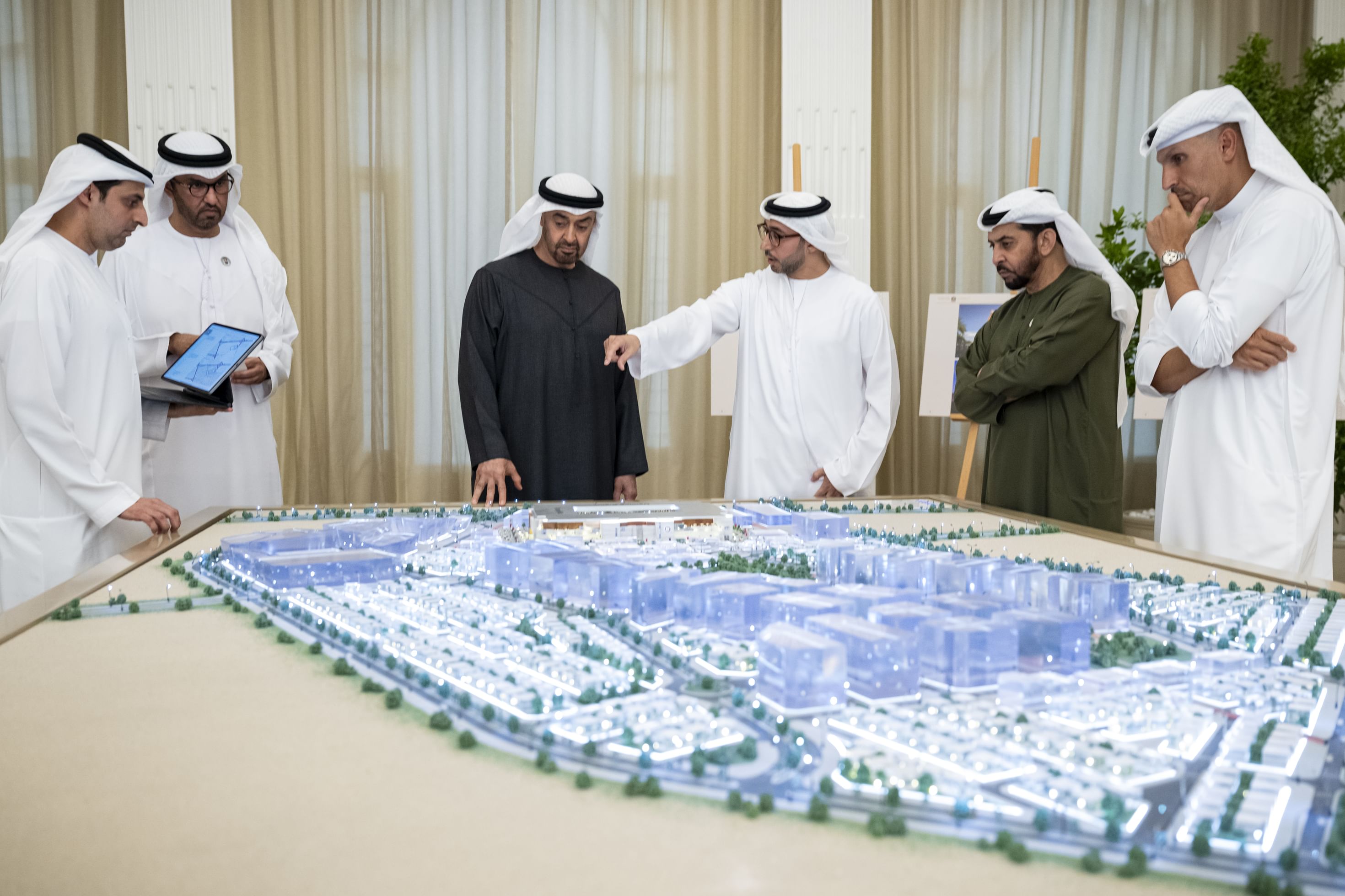 رئيس الدولة يطلع على مشروع إستاد نادي الجزيرة الجديد