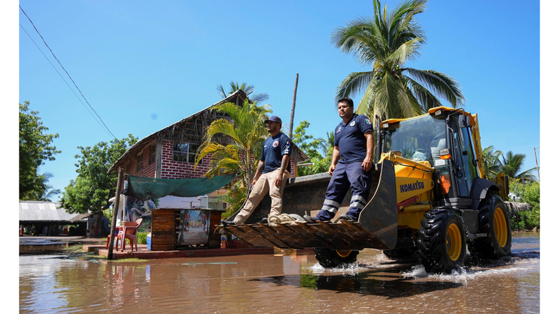 عمال بلدية باجا على متن جرافة في منطقة ضربها الإعصار. رويترز