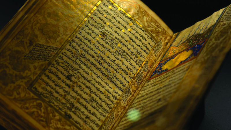 المعرض يأخذ زواره في رحلة استكشافية تمتد عبر قرون من الإنجازات الفكرية والفنية. من المصدر