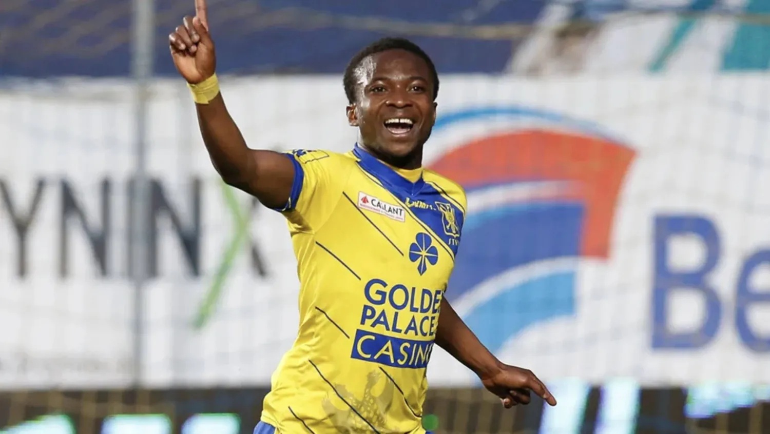 لوحة إعلانية تكسر عنق لاعب كرة قدم.. وتهدده بالشل