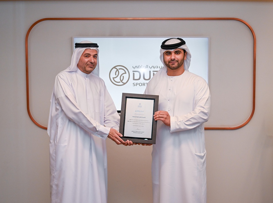 منصور بن محمد يُكرم مساعد أمين عام مجلس دبي الرياضي