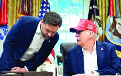 الصورة: مرافقو ترامب في الرحلات الخارجية يشكون قلة نومه