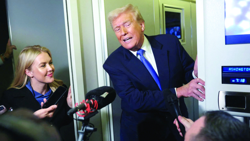 ترامب يتحدث إلى الصحافيين على متن الطائرة الرئاسية خلال إحدى رحلاته الخارجية. أرشيفية