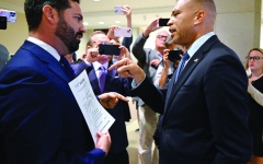 الصورة: مشادة كلامية بين زعيم ديمقراطي ونائب جمهوري في الكونغرس