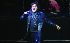 الصورة: الرئيس الأرجنتيني يغني بمناسبة صدور كتابه الجديد