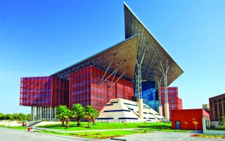 الصورة: شاب يتهم فتاة بالاستيلاء على 100 ألف درهم اقترضتها منه