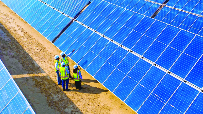 الذكاء الاصطناعي يسهم في زيادة إنتاجية الألواح الشمسية من خلال ضبط زواياها تلقائياً وفقاً لحركة الشمس. أرشيفية