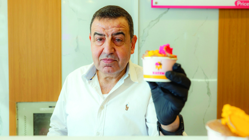 والد محمد كاظم أسس المحل محافظاً على أصالة مهنة وهوية لا تذوب. تصوير: يماني العفاري