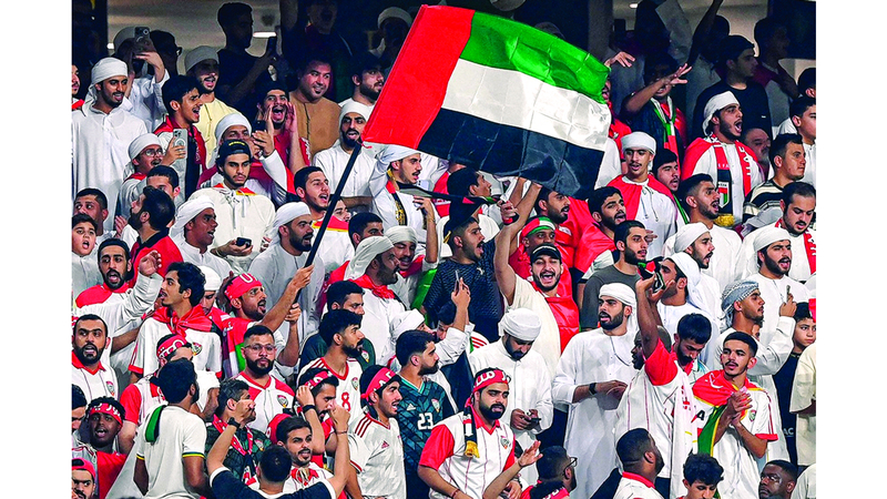 الجماهير الإماراتية تستعد لمؤازرة المنتخب الوطني أمام نظيره العماني. من المصدر