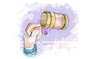 الصورة: سائق مخمور يدمر سيارة فارهة في حادث مروري