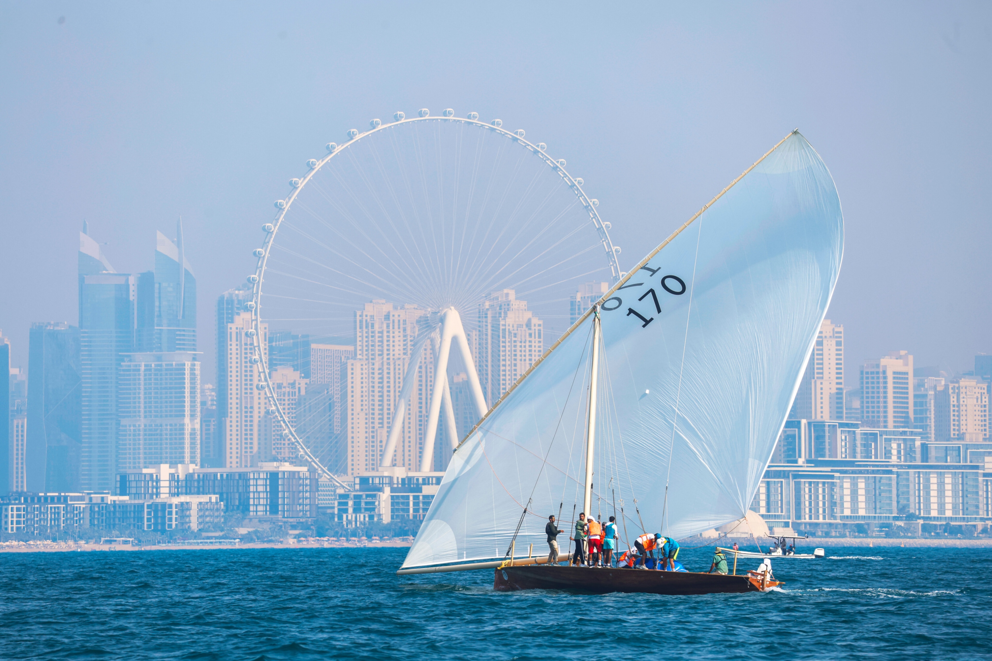 "سهم 170" بطلاً لسباق دبي للقوارب الشراعية فئة 43 قدماً