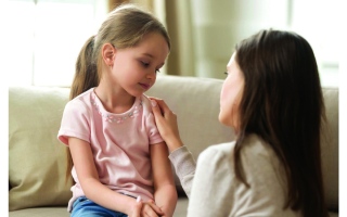 الصورة: «صمت الأبناء» في المناسبات.. مؤشر «صارخ» على معايشة تجارب سيئة