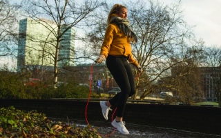 الصورة: القفز بالحبل.. تنشيط للدورة الدموية وتقوية للقلب