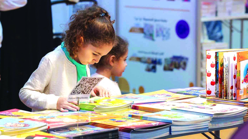 ينبغي تقديم اللغة للأطفال بطريقة تتماشى مع طريقة تفكيرهم من خلال اللعب والتجربة لا التلقين. أرشيفية