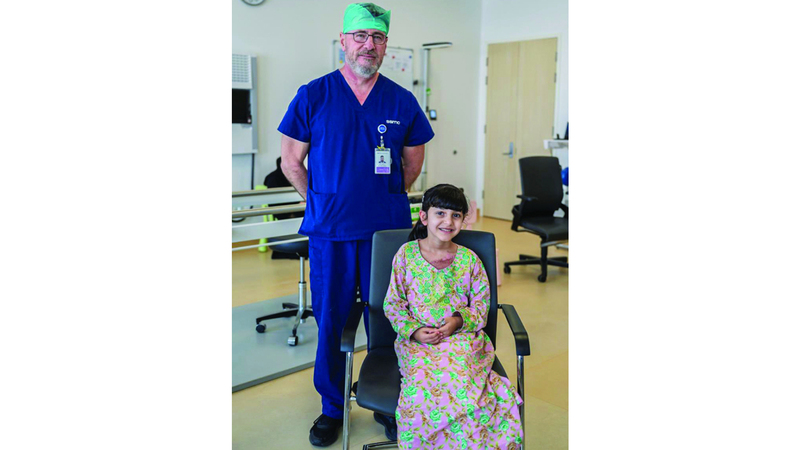 موزة مع طبيبها سايمن الذي أشرف على حالتها في مدينة الشيخ شخبوط الطبية بأبوظبي. من المصدر