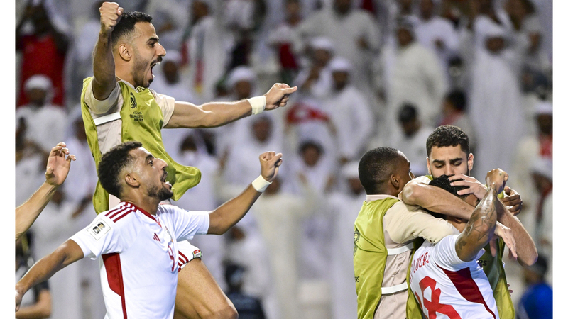 لاعبو المنتخب الوطني يحتفلون بالفوز الغالي على عُمان. تصوير: باتريك كاستيلو