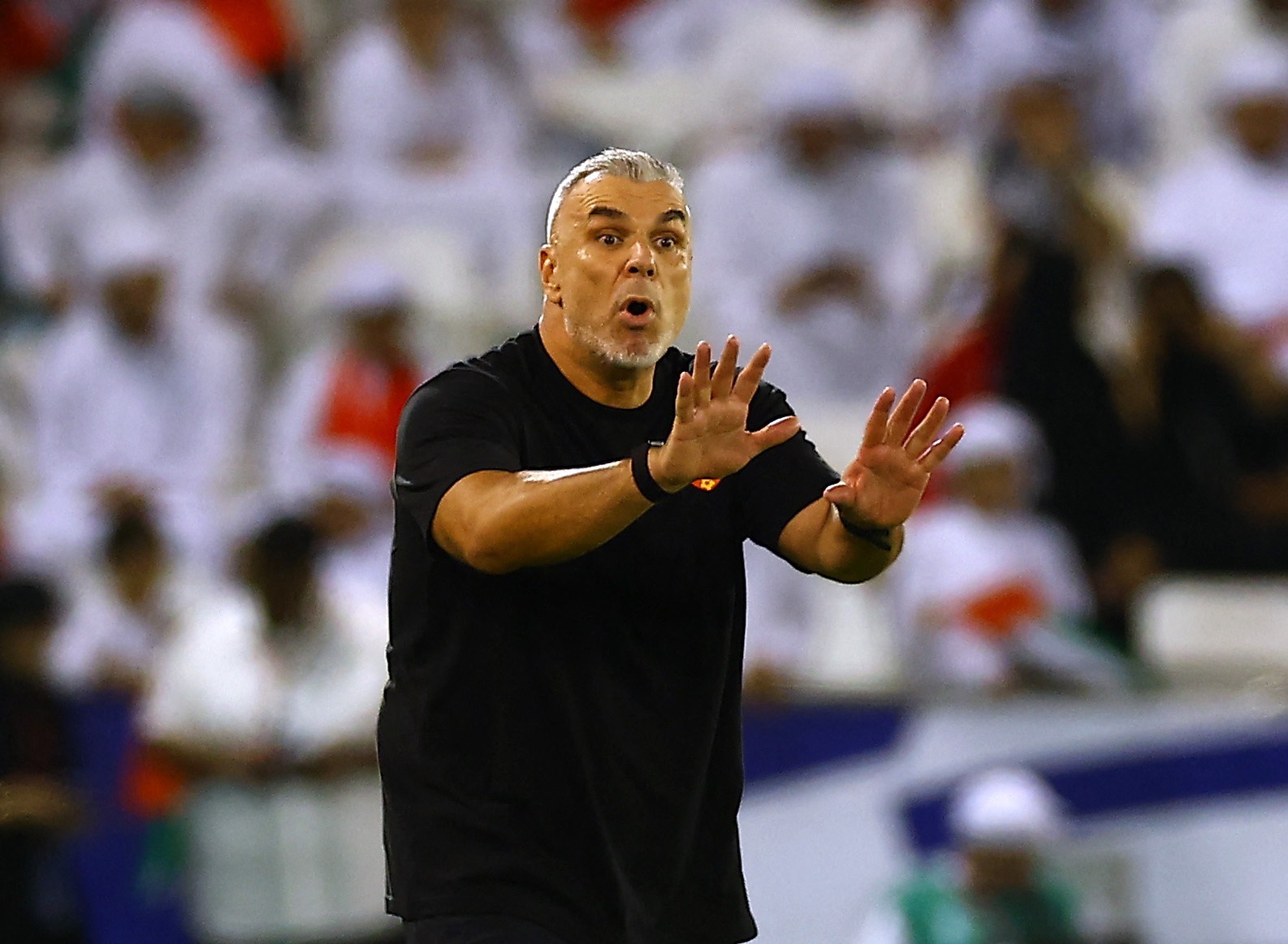 ماذا قال كوزمين للاعبين بين شوطي مباراة الإمارات وعُمان؟