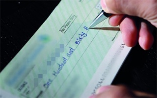 الصورة: رجل يشتري ناقة بـ 30 ألف درهم بـ «شيك مرفوض» من البنك