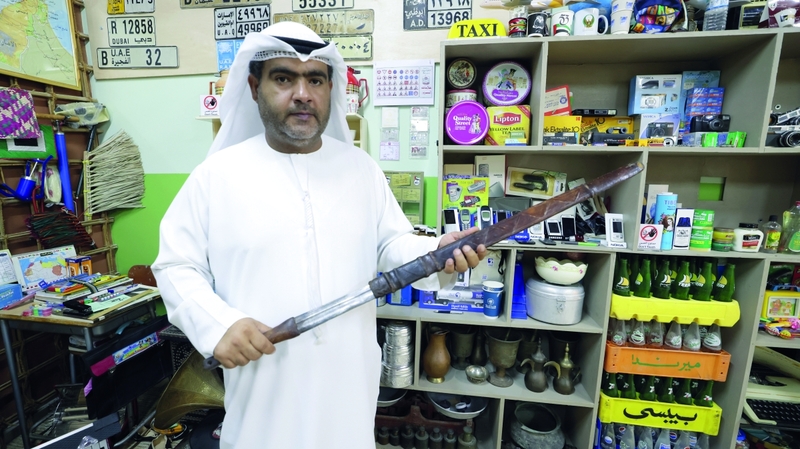 يوسف النقبي أكّد أنه يحرص دائماً على اقتناء تحف تجدّد المعروضات في متحفه. تصوير: عبدالله المطروشي