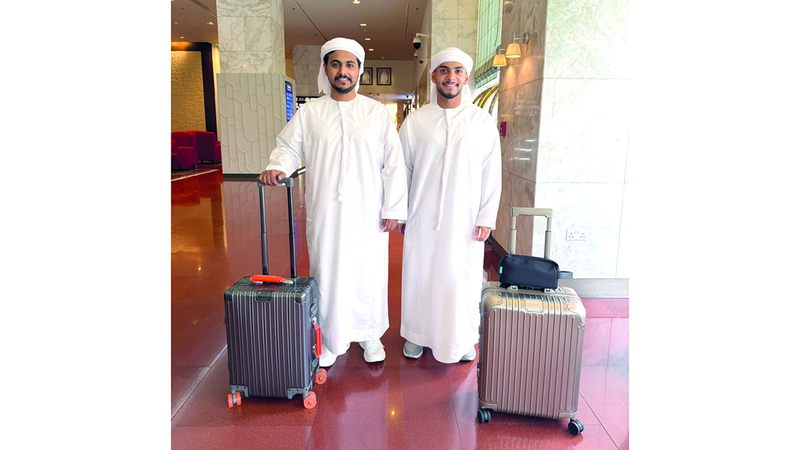 المشجعان عبدالرحمن العكبري وسعيد السيابي. الإمارات اليوم