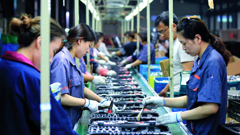 من المحتمل أن يؤثر نقص العمالة الهائل في سلاسل توريد المنتجات. رويترز