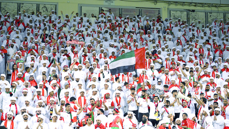 جمهور المنتخب لعب دوراً كبيراً في فوز «الأبيض» على عُمان. تصوير: باتريك كاستيلو