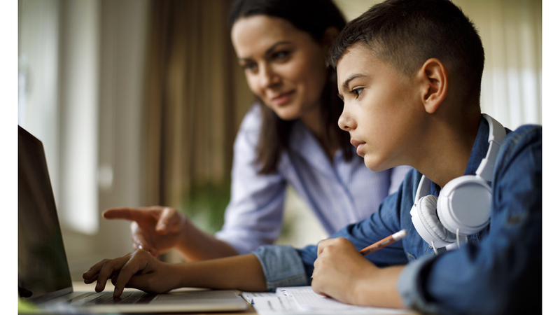 «معلم الظل» يسهم في تمكين الطالب من الاندماج الأكاديمي والاجتماعي مع زملائه. أرشيفية