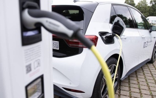 الصورة: هل السيارات الكهربائية أكثر عرضة للحرائق من العادية؟.. إحصاءات السلامة الأميركية تجيب