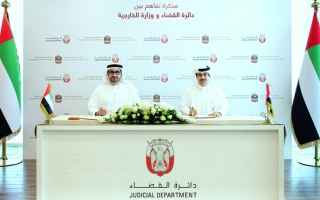 الصورة: «الخارجية» و«قضاء أبوظبي» تفعّلان الربط الرقمي لتصديق عقود الزواج