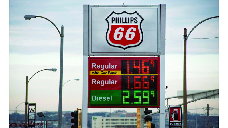 حاكم الولاية وقّع قانوناً يهدف إلى منع ارتفاع أسعار الوقود. رويترز