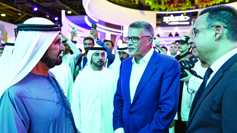 محمد بن راشد خلال افتتاح معرض «جيتكس غلوبال 2025» . وام