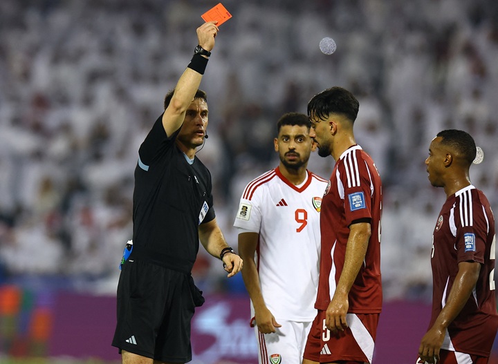 حكم مباراة الإمارات وقطر.. "ضاع" الوقت بدل الضائع