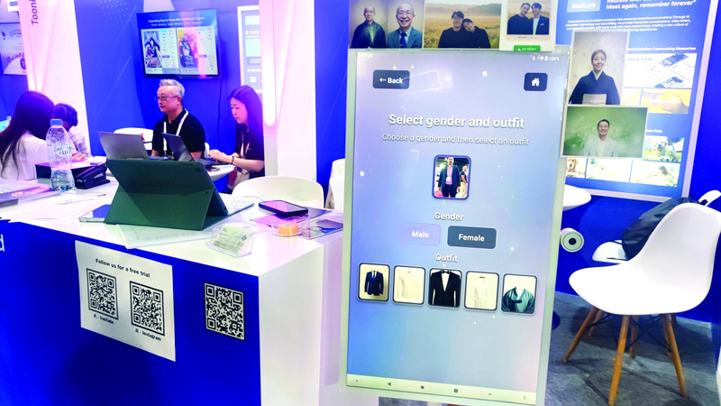 الشاشات الذكية تمكّن المتسوقين من تجربة الملابس واختيار الألوان المناسبة. الإمارات اليوم