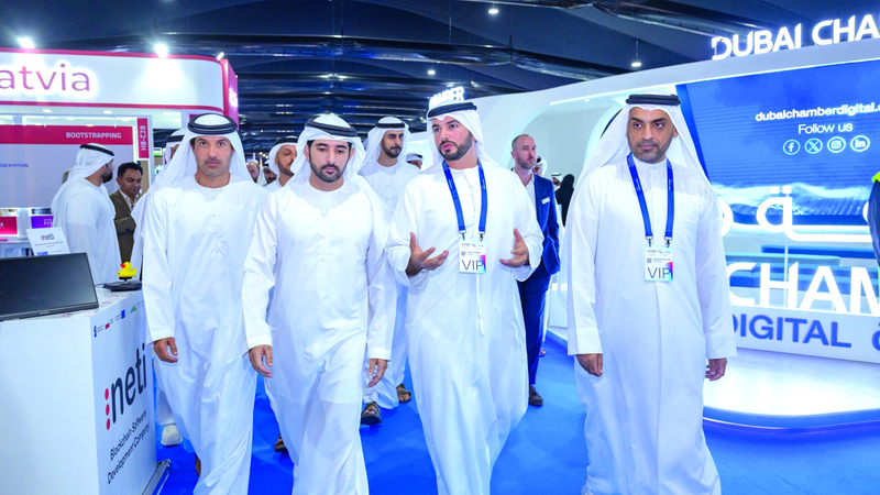 حمدان بن محمد خلال جولته في أجنحة المعرض. من المصدر